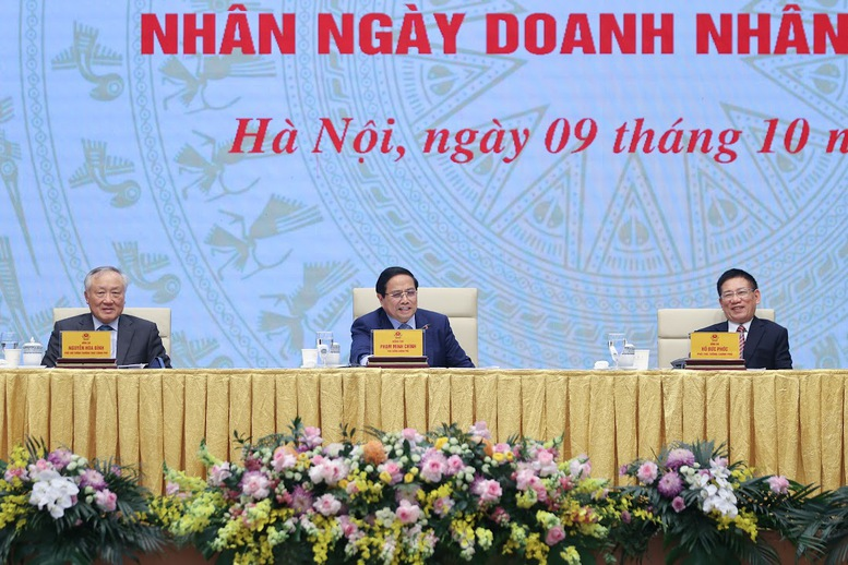 Thủ tướng Phạm Minh Chính, Phó Thủ tướng Thường trực Nguyễn Hòa Bình, Phó Thủ tướng Hồ Đức Phớc - dự Hội nghị gặp mặt đại diện doanh nghiệp nhân Ngày Doanh nhân Việt Nam - Ảnh: VGP