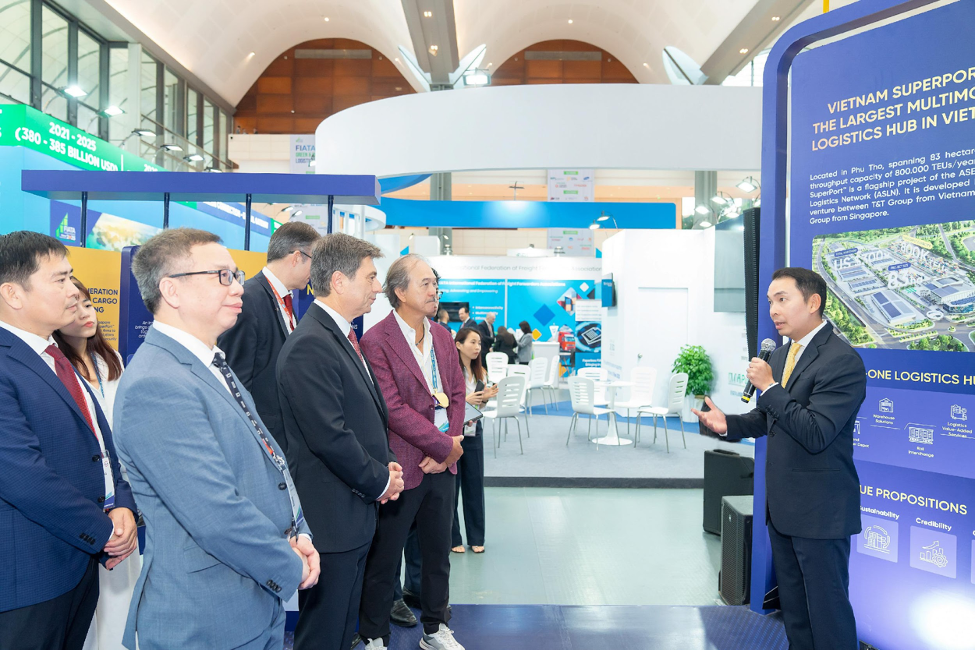 Dr. Yap Kwong Weng, CEO of Vietnam SuperPort™, presents the Off-Airport Cargo Terminal at the event.