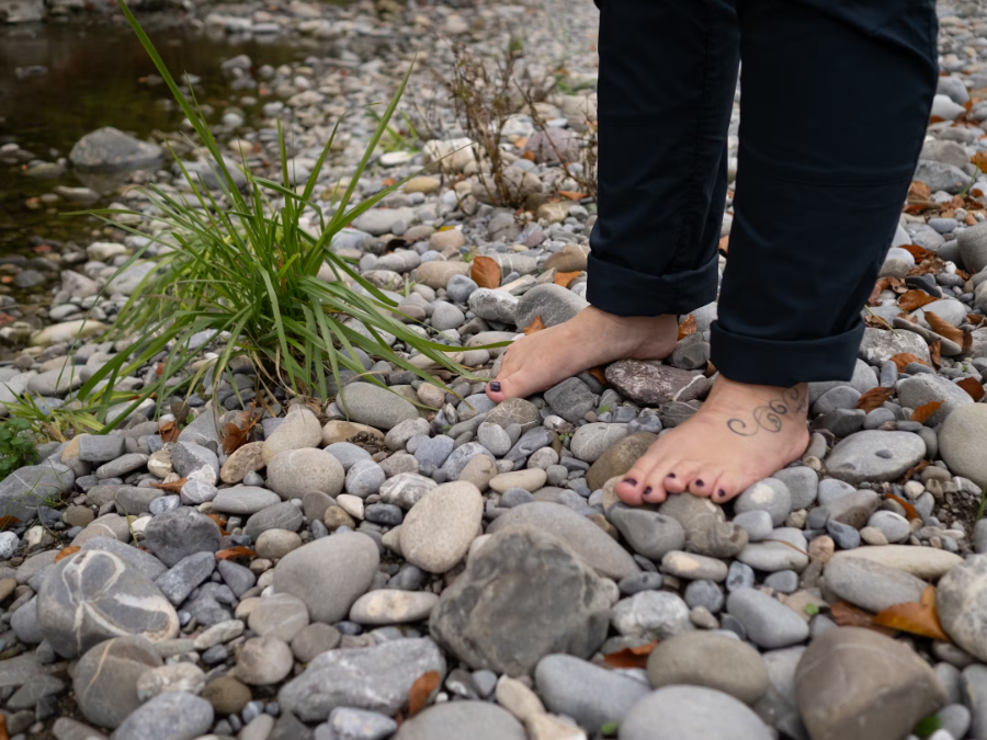 Đi chân trần, phơi nắng giữa trưa để “chữa bách bệnh”?