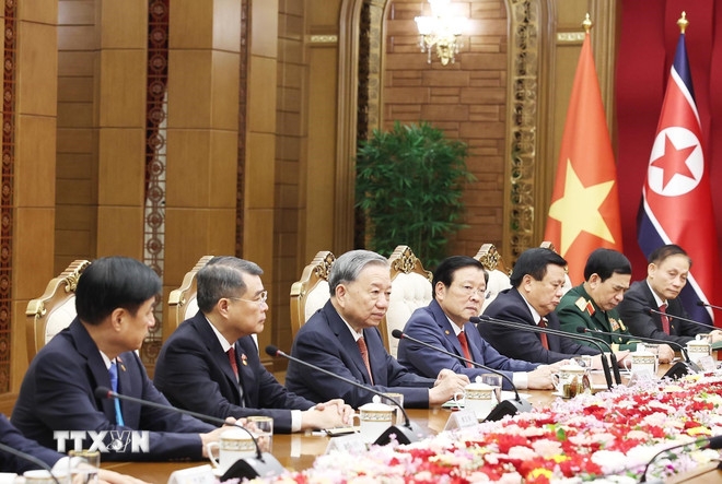Tổng Bí thư Tô Lâm và Đoàn cấp cao Việt Nam tại cuộc hội đàm với Tổng Bí thư, Chủ tịch Quốc vụ CHDCND Triều Tiên Kim Jong Un. Ảnh: TTXVN.