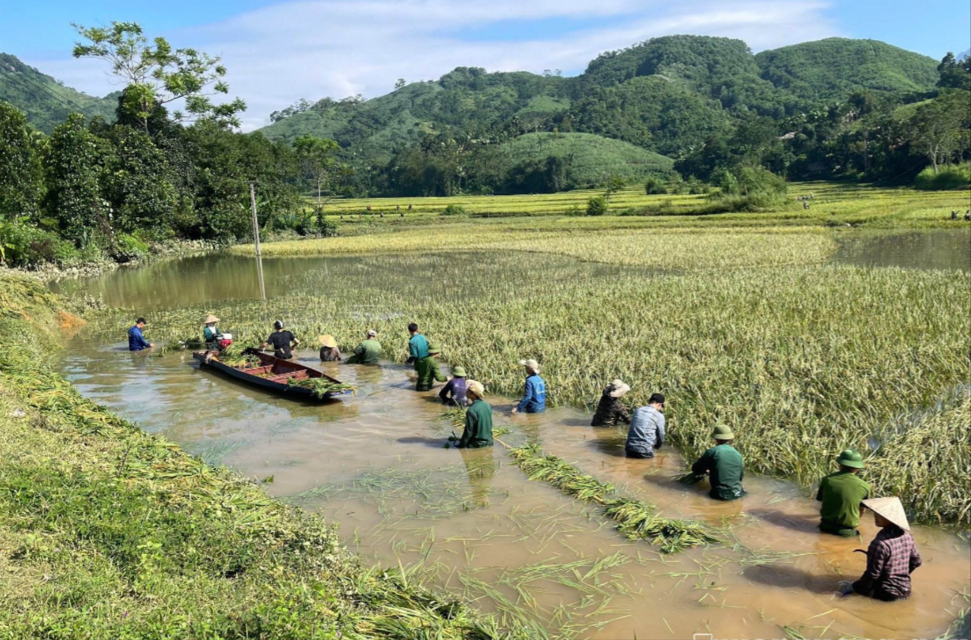 Lực lượng công an, bộ đội hỗ trợ người dân sau mưa bão