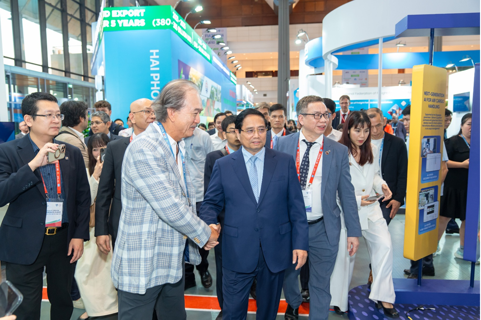 Dr. Robert Yap, Executive Chairman of YCH Group, welcomed Prime Minister Pham Minh Chinh at the Vietnam SuperPort™ exhibition booth.
