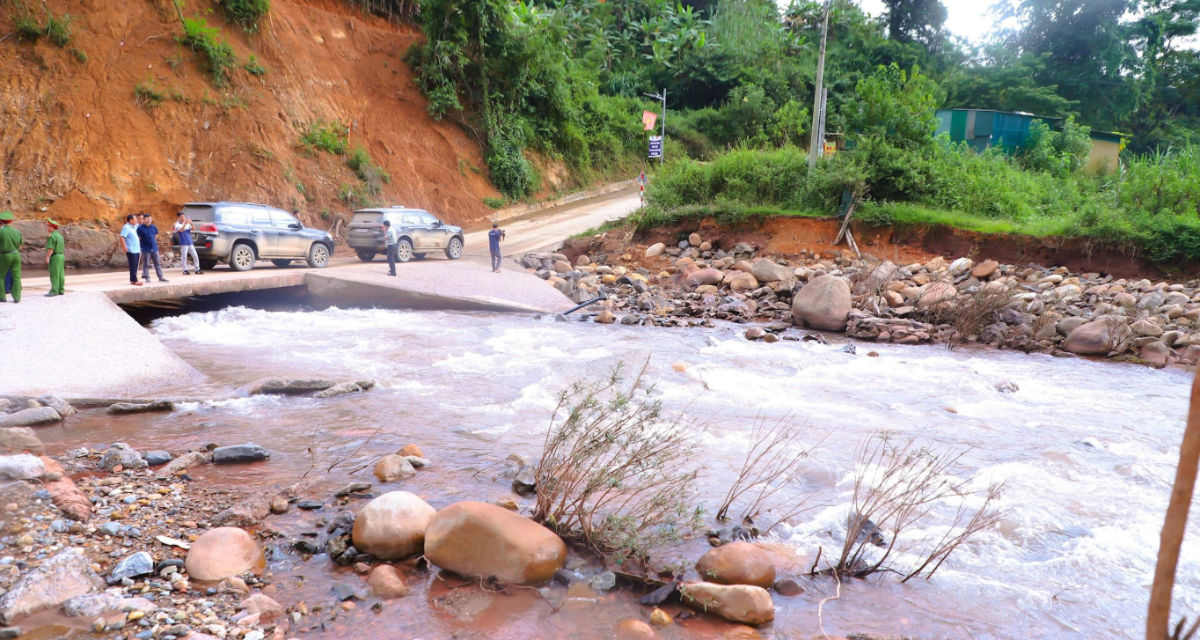 Cầu tràn qua khe Nậm Tắm, thuộc tuyến đường liên xã Huồi Tụ - Na Loi - Keng Đu thường xuyên bị ngập lụt mỗi mùa mưa lũ về. Ảnh: Thành Duy&nbsp;&nbsp;
