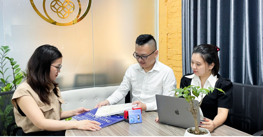 Cenvi tư vấn và trao hồ sơ đăng ký kinh doanh cho khách hàng.
