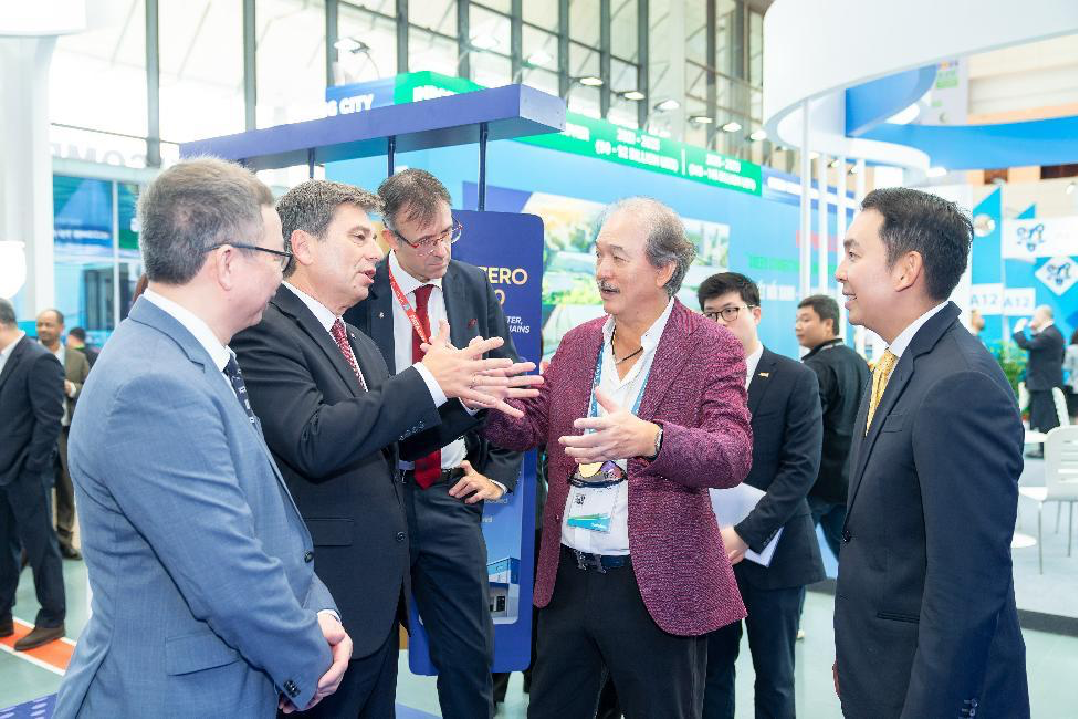 Mr. Turgut Erkeskin, President of FIATA, together with representatives from leading logistics and freight forwarding associations, visits the Vietnam SuperPort™ exhibition booth.