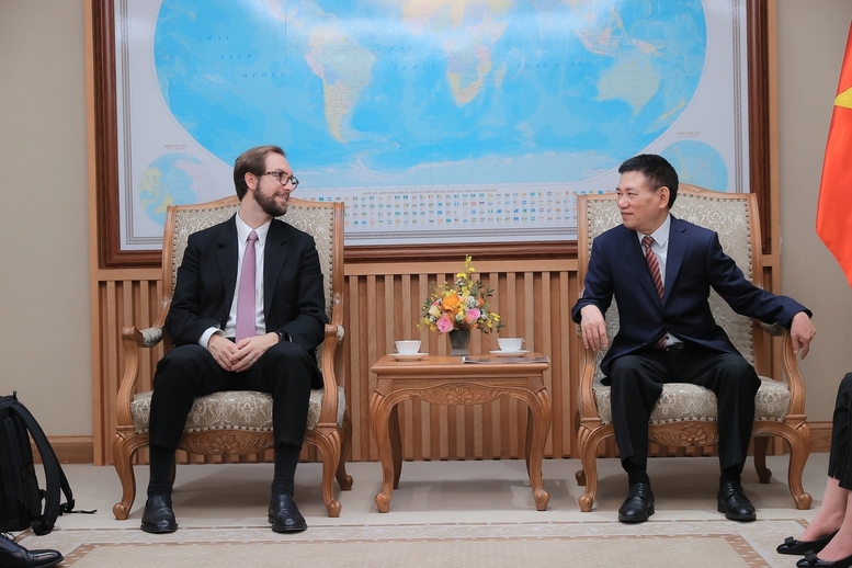 Phó Thủ tướng Chính phủ Hồ Đức Phớc tiếp và làm việc với ông Marco Dal Lago, Phó Chủ tịch phụ trách Phát triển và Đối tác toàn cầu và đoàn công tác của Tập đoàn Tether.