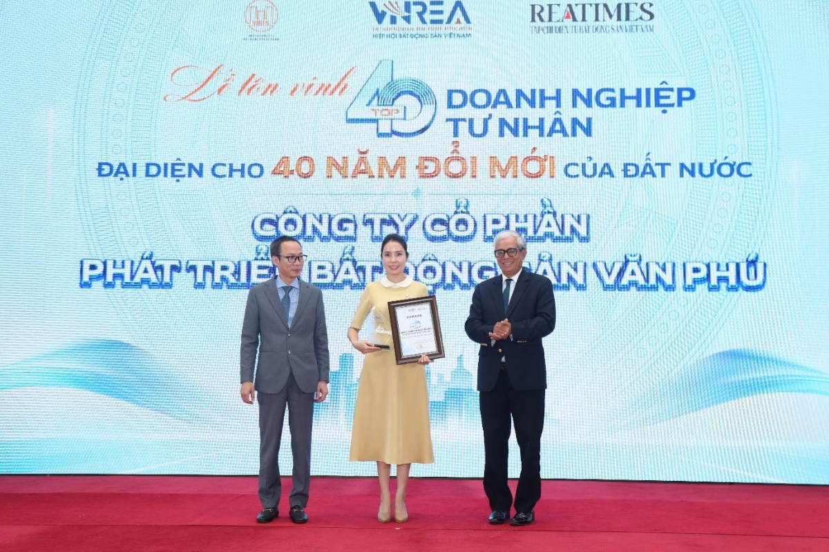 Đại diện Văn Phú nhận vinh danh Top 40 doanh nghiệp tư nhân tiêu biểu đại diện cho 40 năm đổi mới của đất nước.