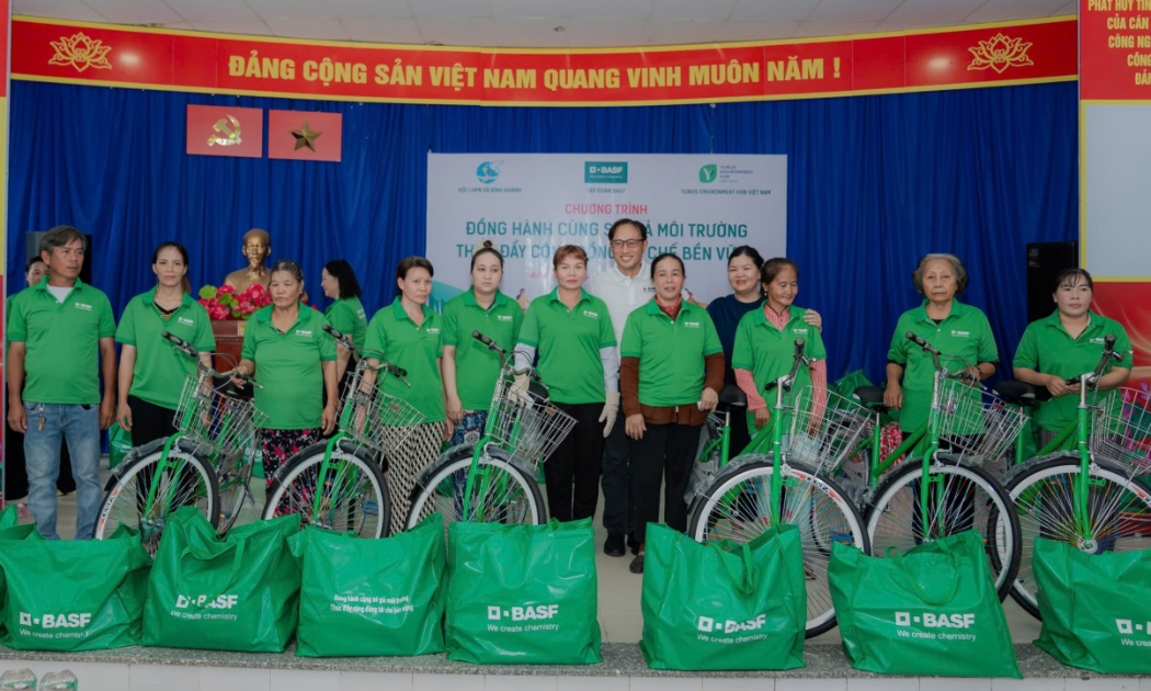 Những người thu gom phế liệu và ve chai được ví như “sứ giả môi trường” trong cộng đồng.
