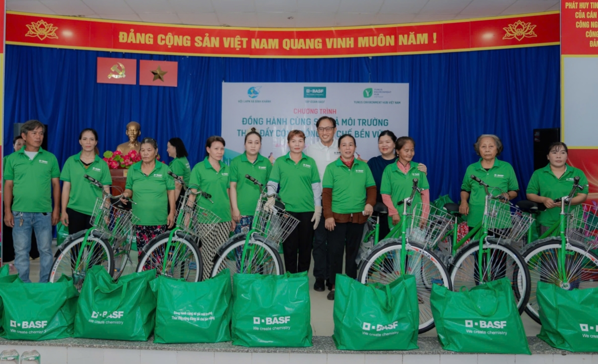 Những người thu gom phế liệu và ve chai được ví như “sứ giả môi trường” trong cộng đồng.