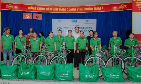 Những người thu gom phế liệu và ve chai được ví như “sứ giả môi trường” trong cộng đồng.