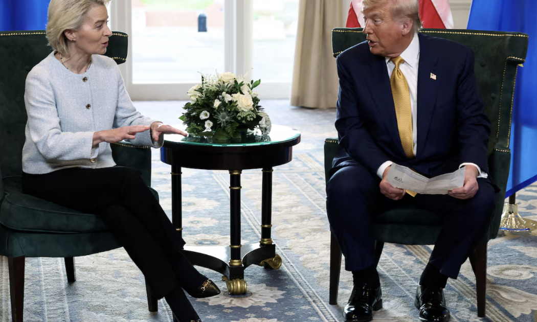 Chủ tịch EC Ursula von der Leyen (trái) và Tổng thống Mỹ Donald Trump trong cuộc gặp ở Scotland tháng 7/2025 - Ảnh: Reuters.