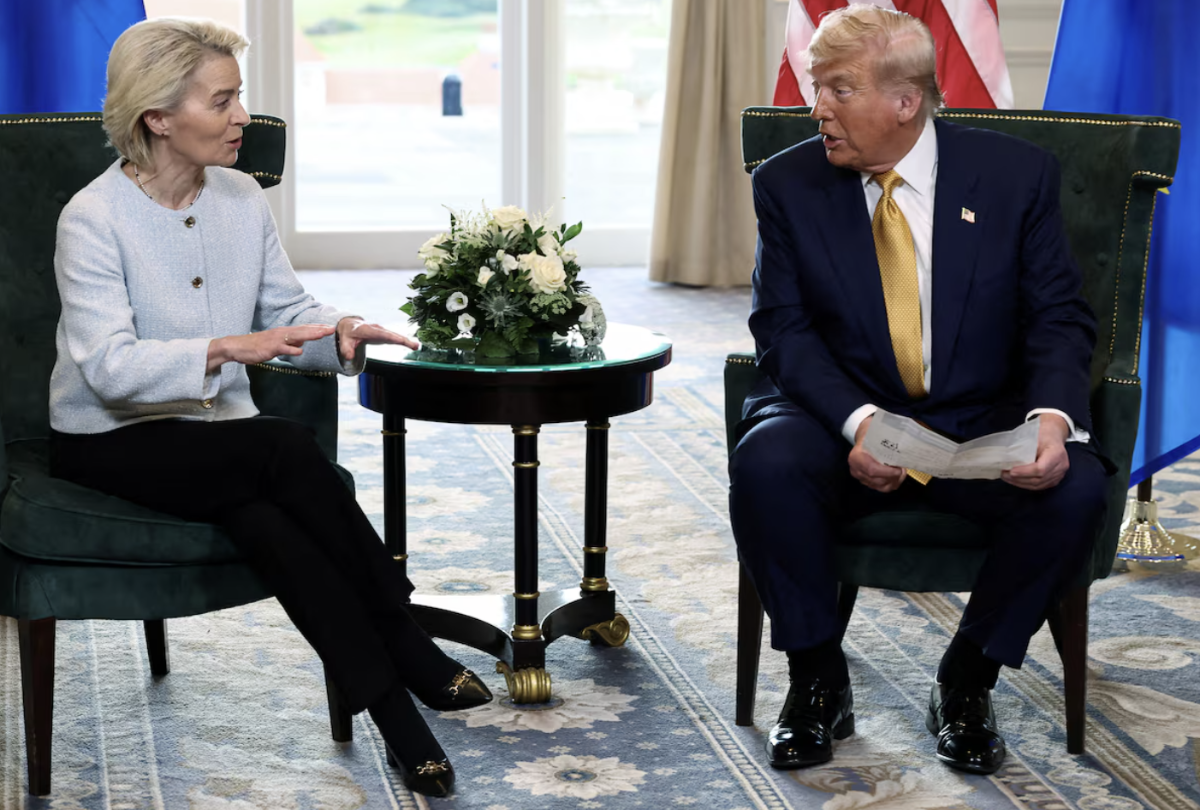 Chủ tịch EC Ursula von der Leyen (trái) và Tổng thống Mỹ Donald Trump trong cuộc gặp ở Scotland tháng 7/2025 - Ảnh: Reuters.