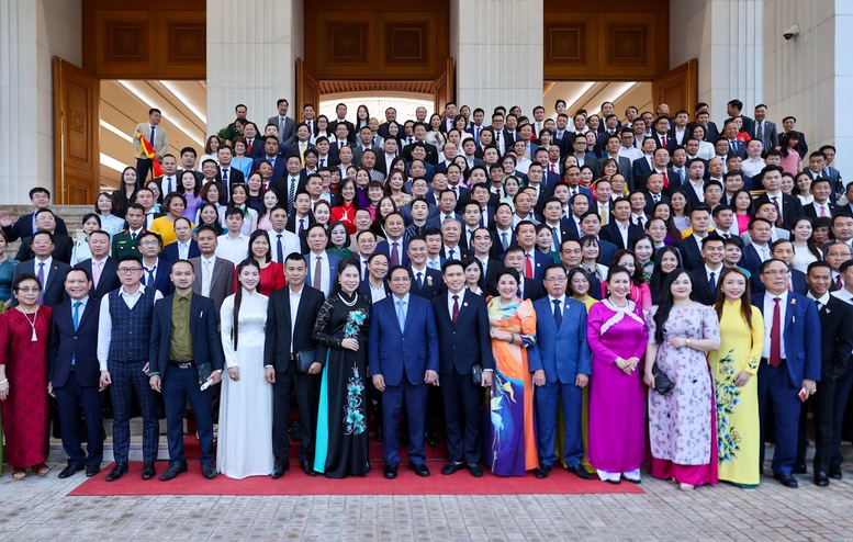 Thủ tướng Phạm Minh Chính chụp ảnh lưu niệm cùng các đại biểu doanh nhân - Ảnh: VGP
