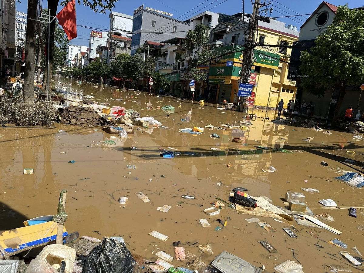 Đường phố Thái Nguyên ngập trong bùn đất, rác thải sau khi nước rút 