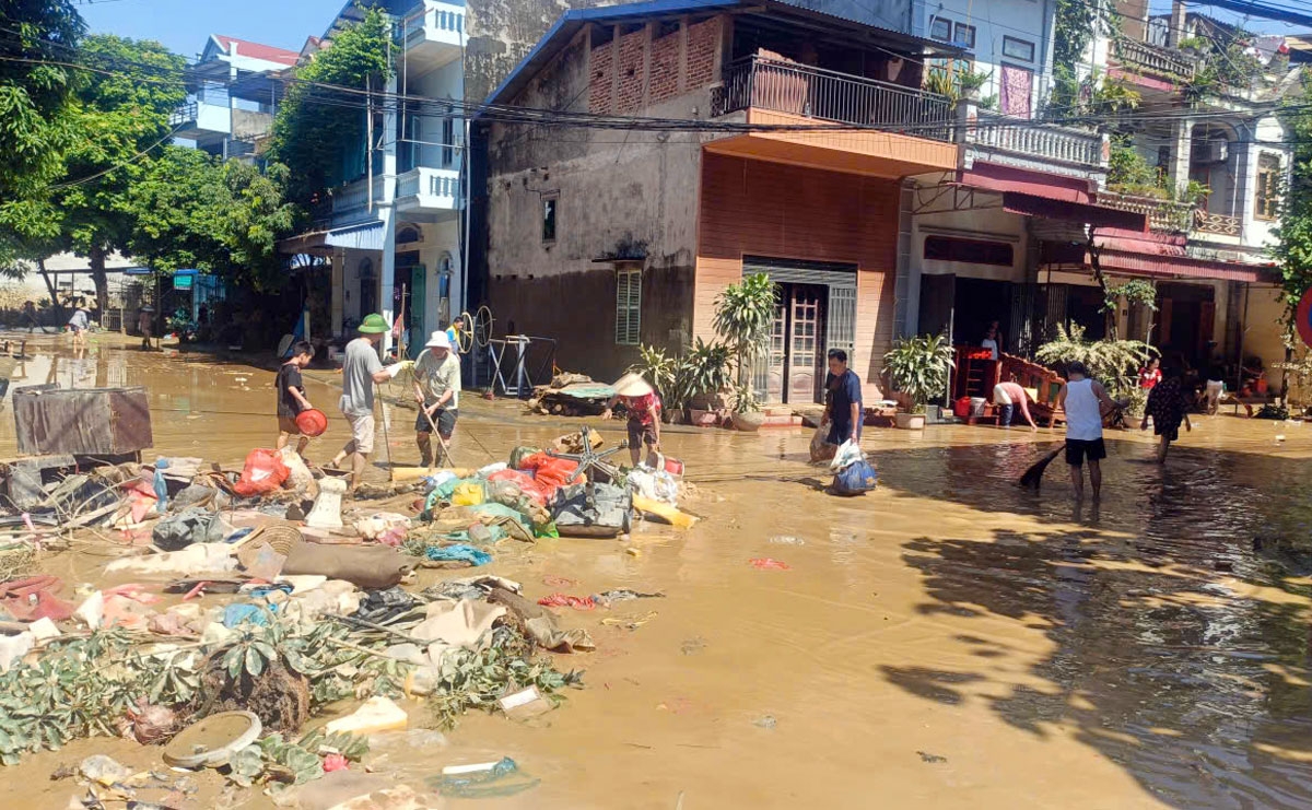 Sau nhiều ngày bị ngâm trong nước, nhiều tuyến phố tại Thái Nguyên ngập trong bùn đất, rác thải khi nước bắt đầu rút. Ngành điện lực Thái Nguyên cam kết sẽ phối hợp chặt chẽ với các địa phương, thực hiện phương châm “nước rút đến đâu, đóng điện an toàn đến đó”, bảo đảm khôi phục điện nhanh nhất nhưng tuyệt đối không để xảy ra sự cố do chủ quan.