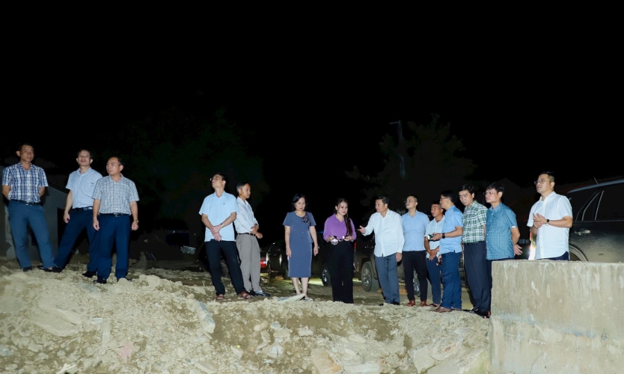 Chủ tịch UBND tỉnh Nghệ An Lê Hồng Vinh trao đổi với lãnh đạo sở, ngành và cán bộ Biên phòng, thống nhất chọn vị trí cũ của Đồn Biên phòng Mường Típ để bố trí tái định cư cho cụm bản Xốp Típ và Xốp Phong. Ảnh: Thành Duy