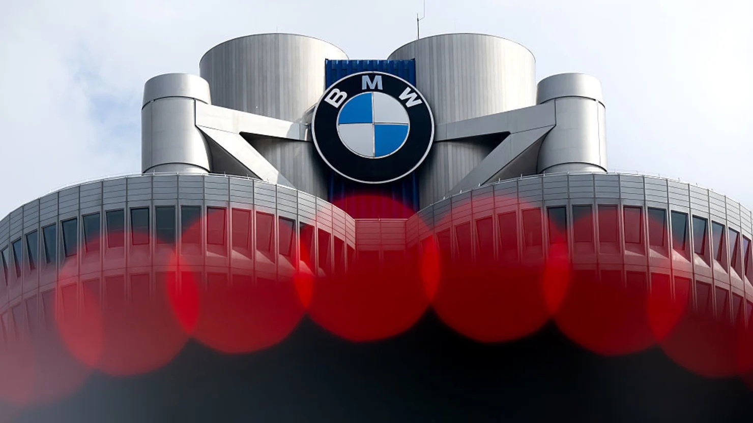 <i>Giá trị cổ phiếu BMW của Đức đang lao dốc trước sức ép từ thuế thép mới của EU. Ảnh: Getty.</i>