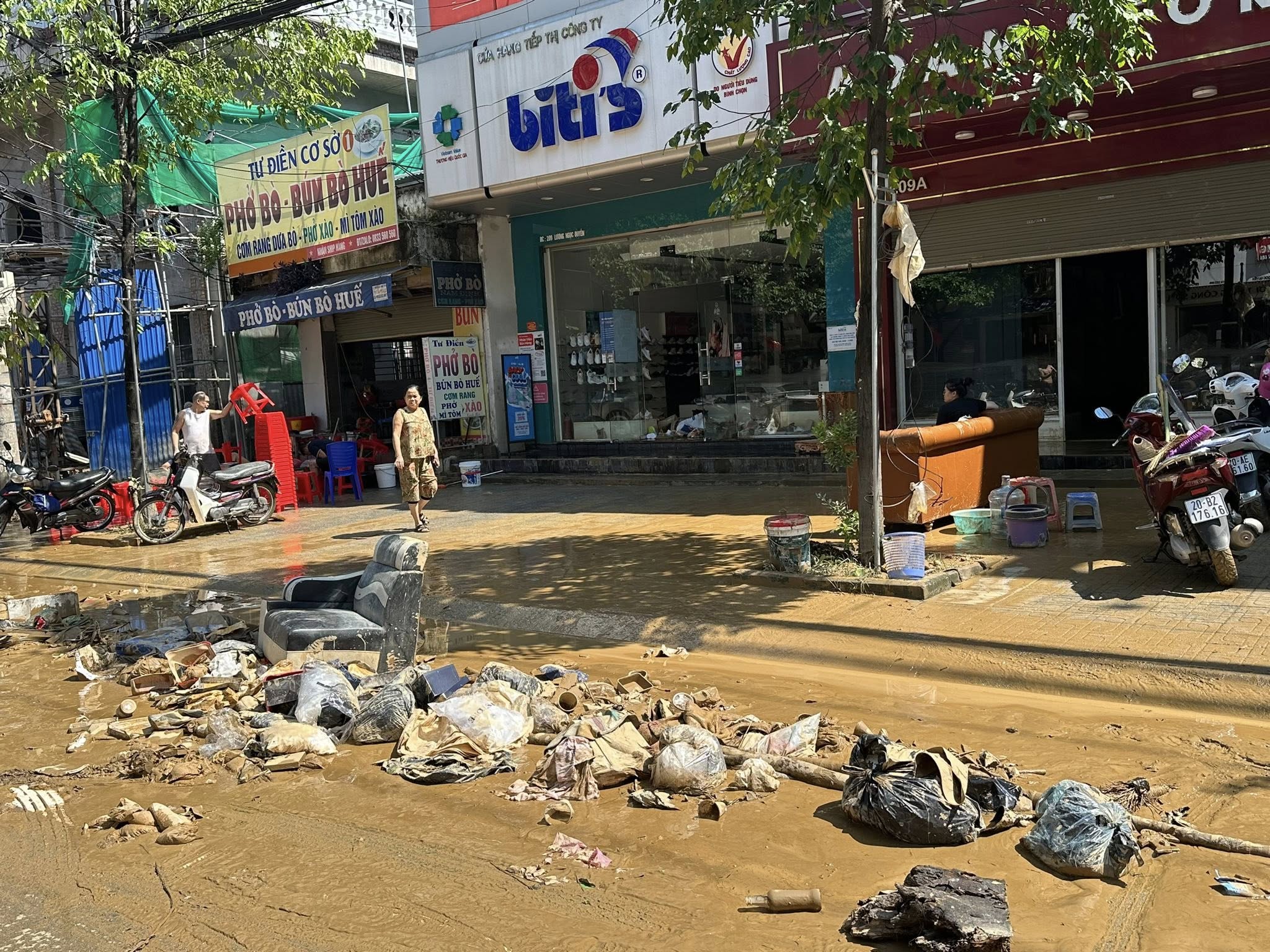 UBND tỉnh Thái Nguyên yêu cầu các lực lượng tại chỗ gồm quân đội, công an, dân quân, đoàn viên, thanh niên, lực lượng xung kích và người dân cần tiếp tục triển khai dọn dẹp vệ sinh môi trường, phun khử trùng, tiêu độc, thu gom rác thải, xử lý nguồn nước sinh hoạt với phương châm “nước rút đến đâu, vệ sinh môi trường đến đó”, nhằm phòng, chống dịch bệnh sau mưa lũ, đặc biệt tại các khu công nghiệp, trường học và cơ sở y tế bị hư hỏng.