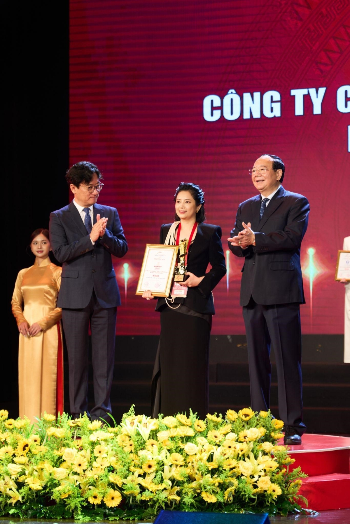 Bà Nguyễn Thị Thu Vân nhận giải thưởng Top 10 Thương hiệu Xuất sắc hàng đầu Việt Nam năm 2025.