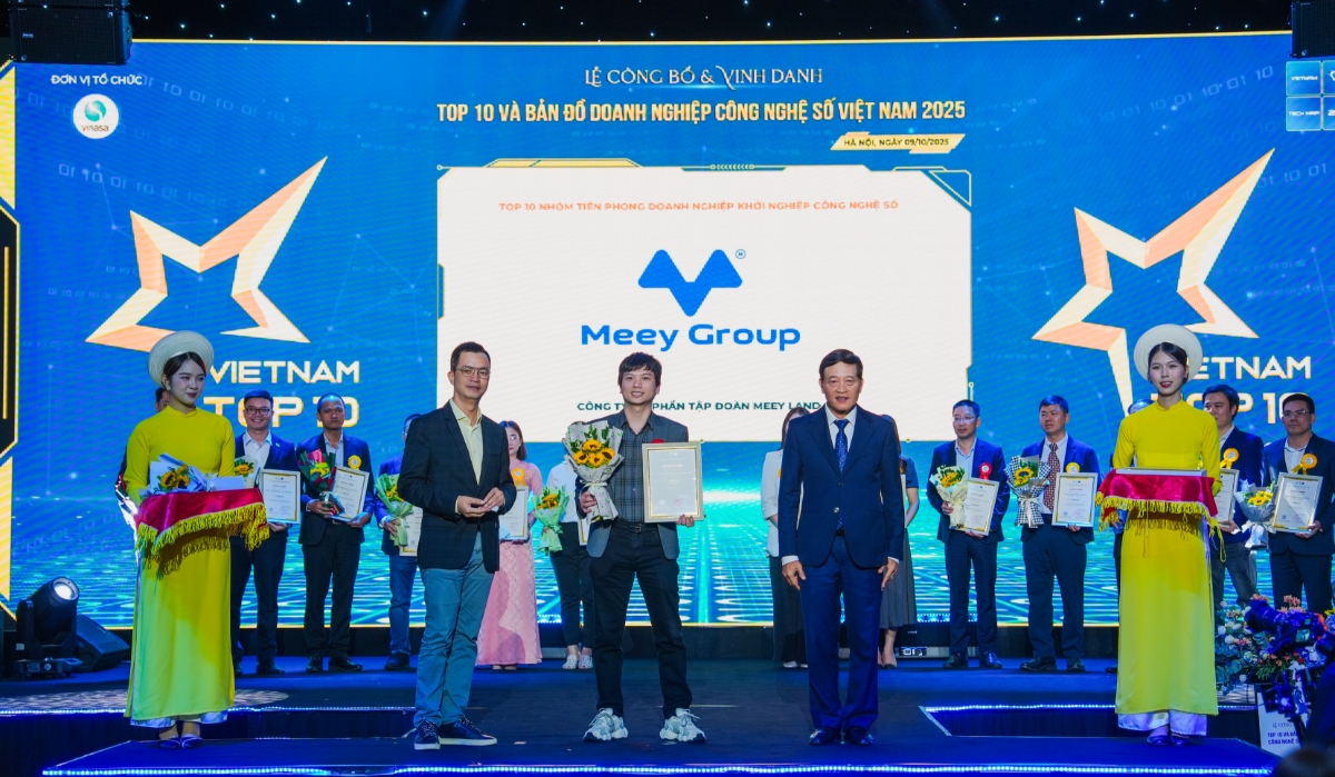Đại diện Meey Group nhận vinh danh Top 10 Doanh nghiệp Tiên phong Khởi nghiệp Công nghệ số Việt Nam 2025. Ảnh: Meey Group.