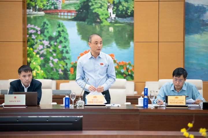Phó Chủ nhiệm Ủy ban Khoa học Công nghệ và Môi trường Nguyễn Phương Tuấn trình bày báo cáo thẩm tra dự án Luật sửa đổi, bổ sung một số điều của Luật Chuyển giao công nghệ - Ảnh: Vũ Hiếu.