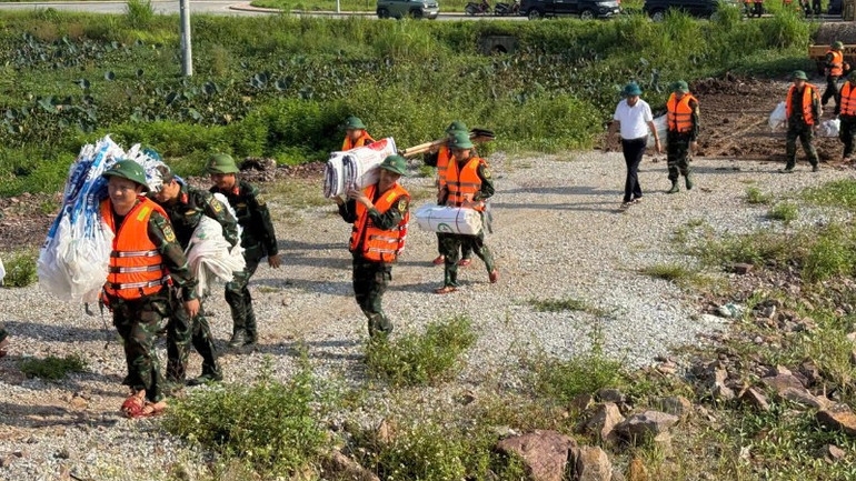 Cán bộ, nhân viên Bộ Chỉ huy Quân sự tỉnh hỗ trợ xã Xuân Cẩm khắc phục thiệt hại do bão lũ.