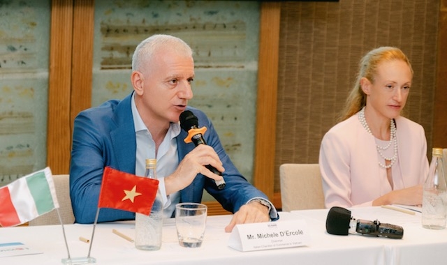 Ông Michele D'Ercole, Chủ tịch ICHAM tráo đổi với báo chí tại buổi họp báo.