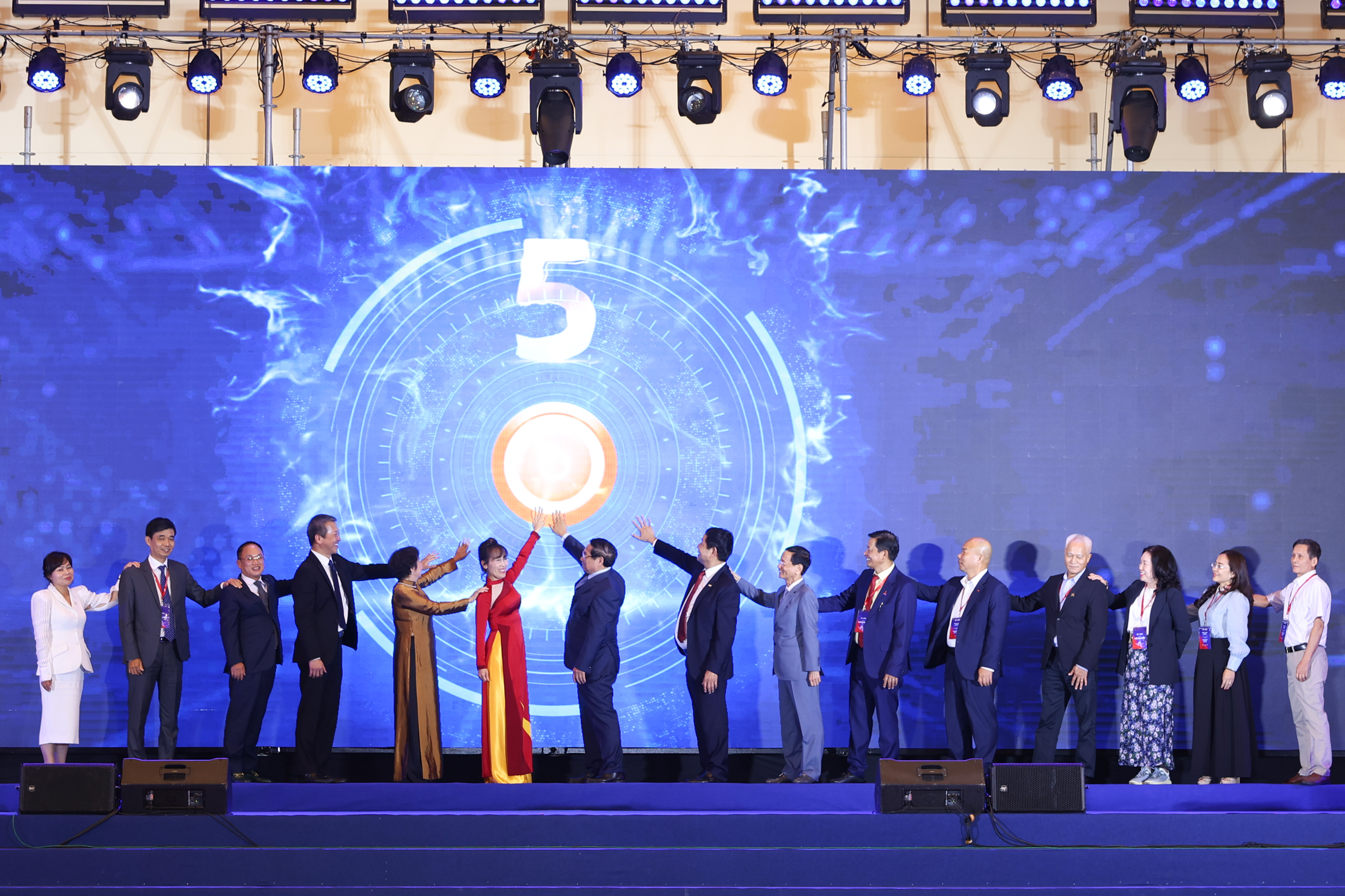 Các doanh nghiệp tư nhân đồng lòng cùng nhà nước đưa đất nước bước vào một kỷ nguyên mới.