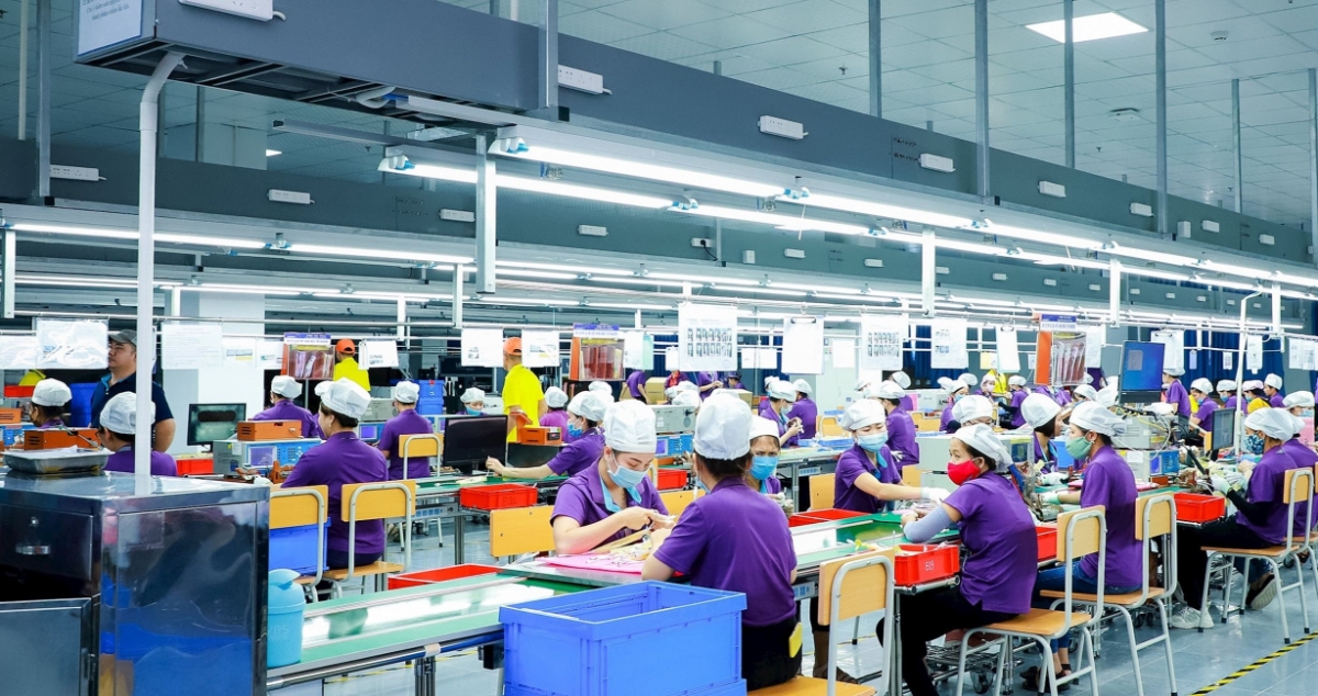 Công nhân làm việc tại Công ty LuxShare ICT ở khu ông nghiệp VSIP Nghệ An. Ảnh: Thành Duy