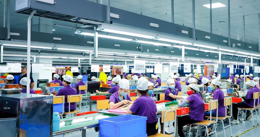 Công nhân làm việc tại Công ty LuxShare ICT ở khu ông nghiệp VSIP Nghệ An. Ảnh: Thành Duy