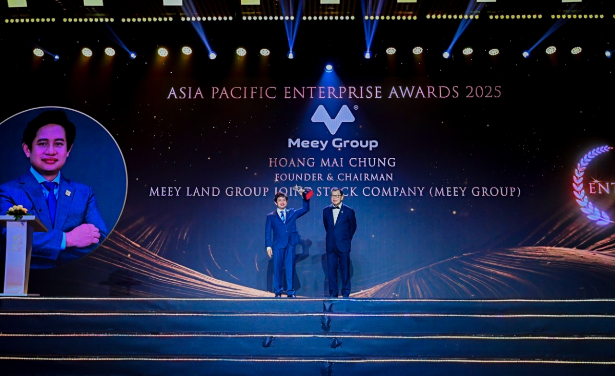 Ông Hoàng Mai Chung nhận giải thưởng Doanh nhân xuất sắc tại APEA 2025. Ảnh: Meey Group.