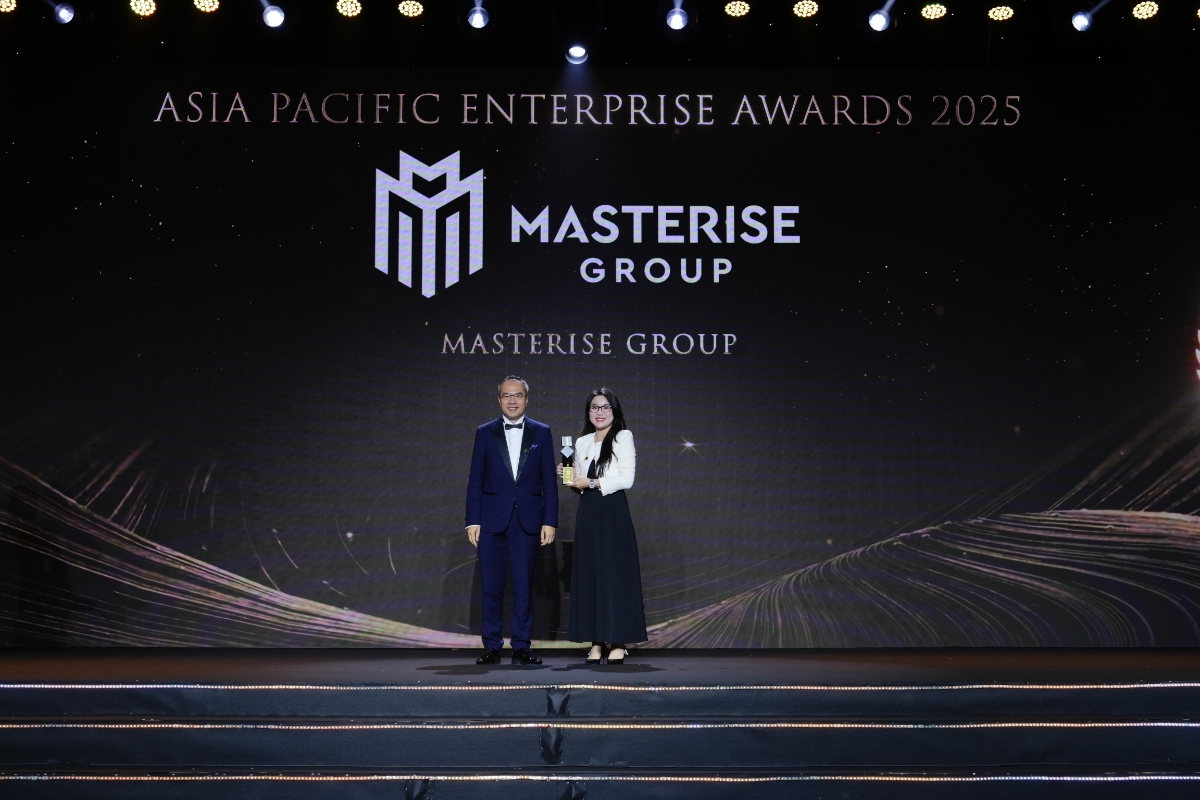 Đại diện Masterise Group nhận giải thưởng Corporate Excellence Award tại lễ trao giải Asia Pacific Enterprise Awards 2025.