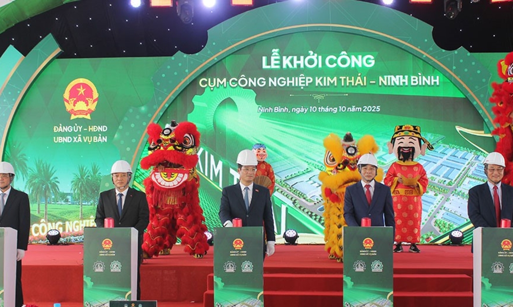 Các đại biểu thực hiện nghi thức khởi công dự án. Ảnh: Thành Trung