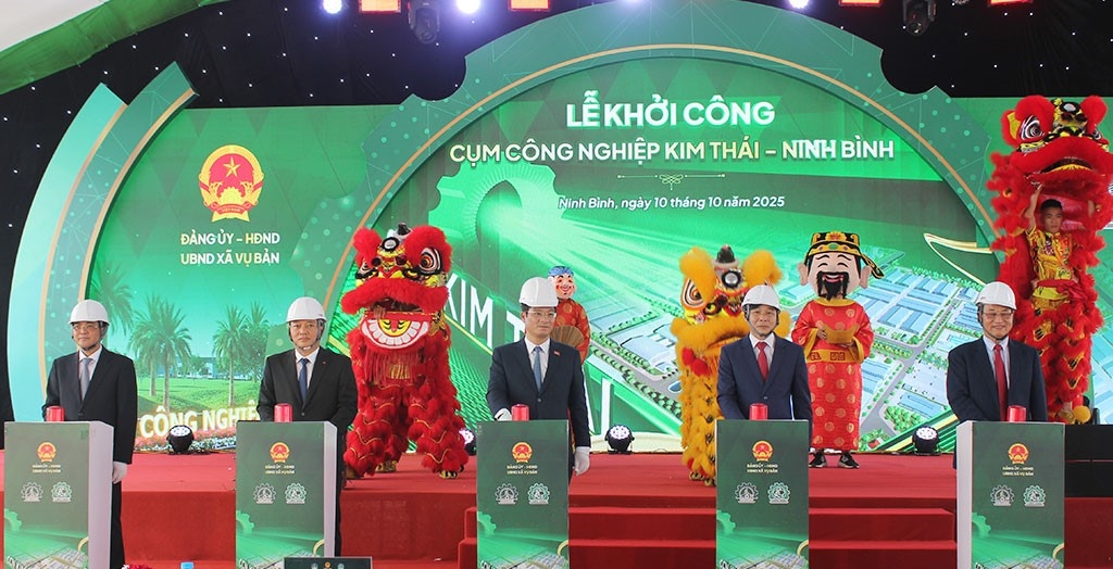 Các đại biểu thực hiện nghi thức khởi công dự án. Ảnh: Thành Trung