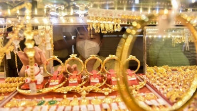 Domestic gold prices set new record high 