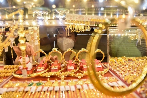 Domestic gold prices set new record high 