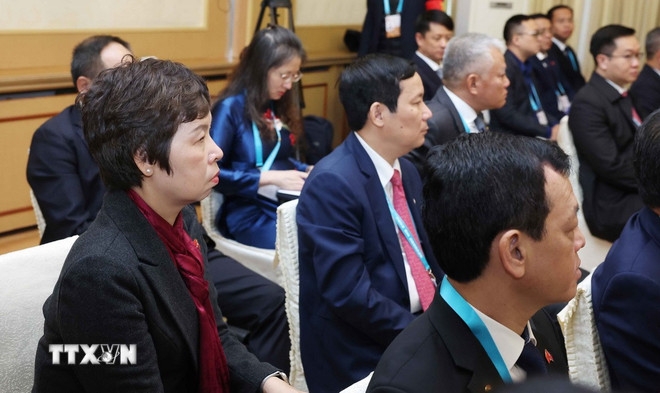Các đại biểu tháp tùng Tổng Bí thư Tô Lâm đến thăm Đại sứ quán Việt Nam tại Triều Tiên. Ảnh: TTXVN.