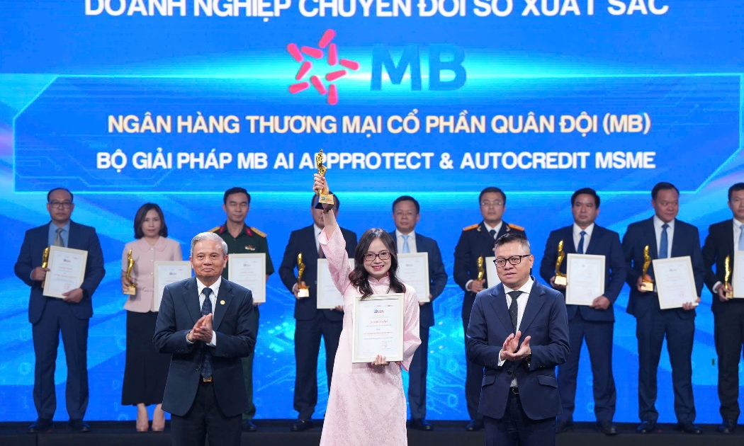 Đại diện MB, bà Phạm Thị Kim Phượng – Giám đốc dự án Nhà máy số Doanh nghiệp lên nhận giải thưởng.