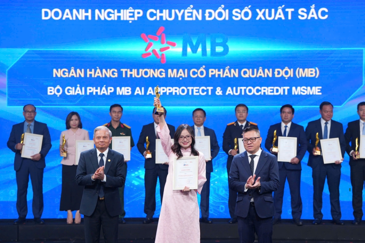 Đại diện MB, bà Phạm Thị Kim Phượng – Giám đốc dự án Nhà máy số Doanh nghiệp lên nhận giải thưởng.