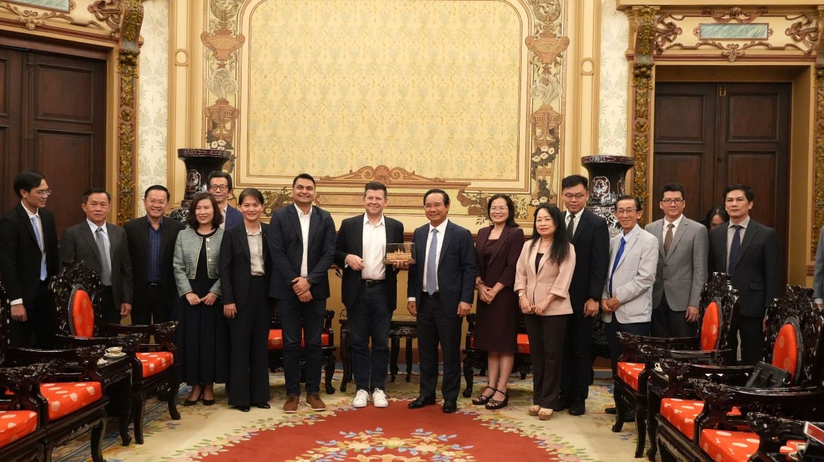 Lãnh đạo hai bên chụp ảnh lưu niệm sau buổi tiếp chiều 9/10 tại TP. Hồ Chí Minh - Ảnh: Cổng thông tin điện tử Thành phố.