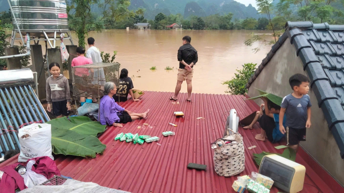 Người dân ở xã Dân Tiến (huyện Võ Nhai cũ), tỉnh Thái Nguyên di chuyển lên mái nhà bởi nước dâng cao. Ảnh:&nbsp;Huệ Lê&nbsp;&nbsp;