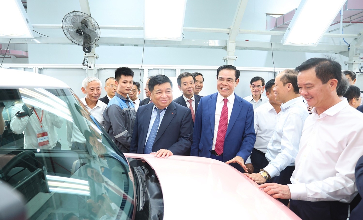  Phó Thủ tướng Chính phủ Nguyễn Chí Dũng và lãnh đạo tỉnh Hà Tĩnh đến tham quan Nhà máy Sản xuất ô tô điện VinFast tại Khu kinh tế Vũng Áng thời điểm tháng 6 vừa qua.