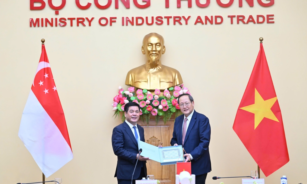 Bộ trưởng Nguyễn Hồng Diên và Bộ trưởng Bộ Công Thương phụ trách năng lượng và khoa học – công nghệ Singapore Tan See Leng.