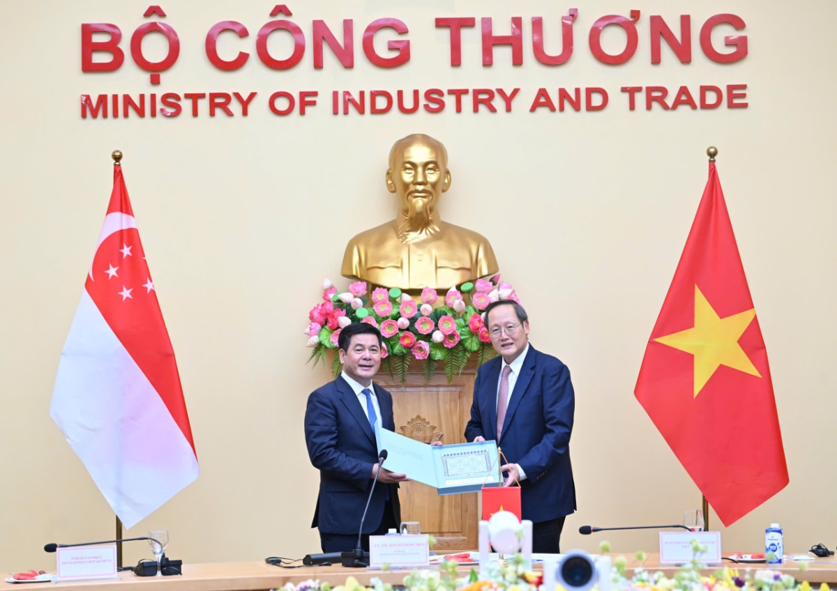 Bộ trưởng Nguyễn Hồng Diên và Bộ trưởng Bộ Công Thương phụ trách năng lượng và khoa học – công nghệ Singapore Tan See Leng.