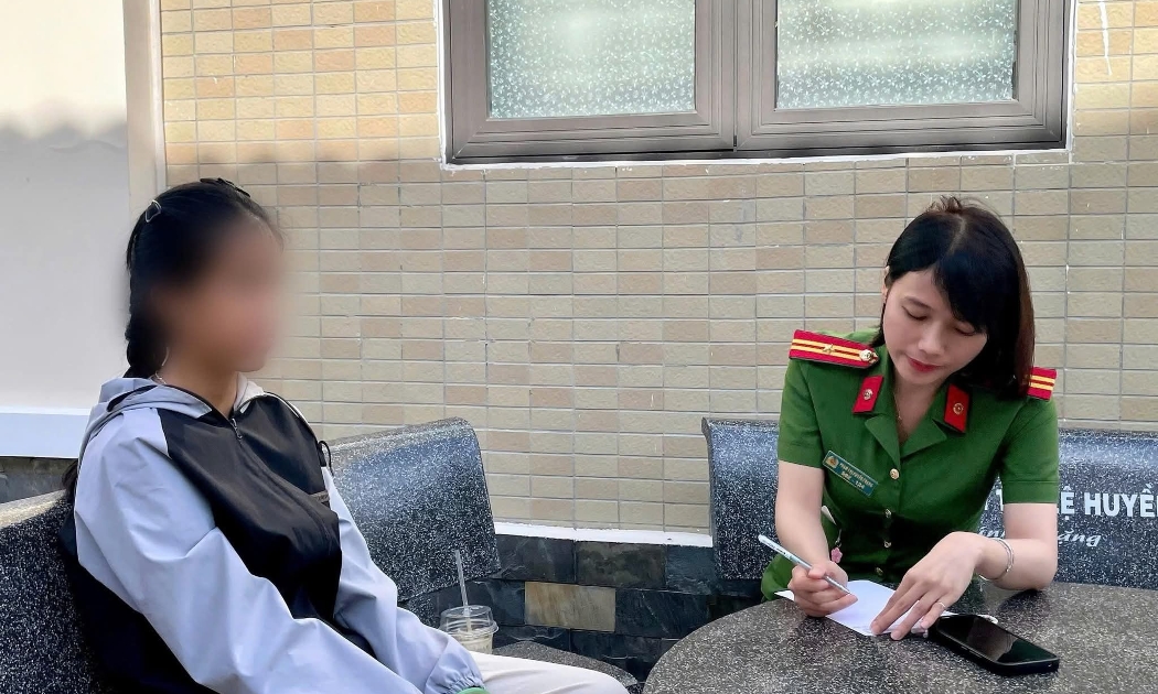 Công an phường Hương Trà làm việc, động viên nạn nhân H.T.L