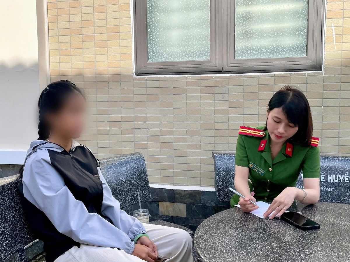 Công an phường Hương Trà làm việc, động viên nạn nhân H.T.L