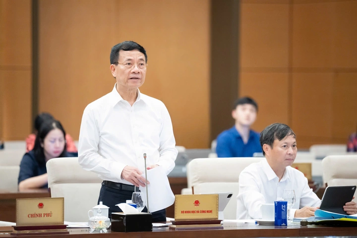 Bộ trưởng Bộ Khoa học và Công nghệ Nguyễn Mạnh Hùng trình bày dự án Luật sửa đổi, bổ sung một số điều của Luật Chuyển giao công nghệ tại phiên họp thứ 50 của Ủy ban Thường vụ Quốc hội, dưới sự chủ trì của Phó Chủ tịch Quốc hội Lê Minh Hoan. 