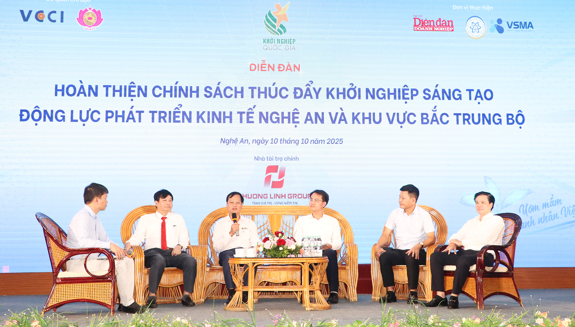 Các đại biểu tham gia phiên thảo luận giải pháp, chính sách thúc đẩy khởi nghiệp sáng tạo