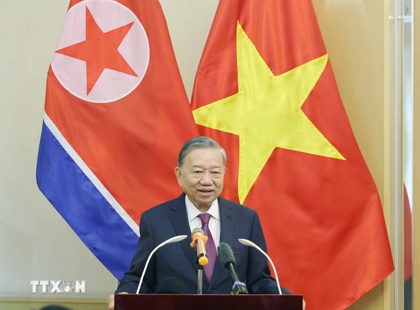 Tổng Bí thư Tô Lâm phát biểu trước cán bộ, nhân viên Đại sứ quán Việt Nam tại Triều Tiên. Ảnh: TTXVN.
