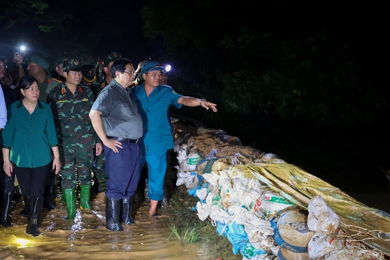Tối 9/10, Thủ tướng Phạm Minh Chính đến kiểm tra công tác ứng phó với mưa lũ tại các xã Trung Giã, Đa Phúc (thuộc huyện Sóc Sơn cũ).